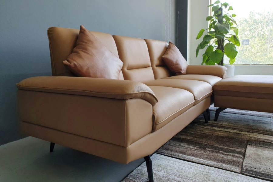 chọn màu sắc phù hợp để trang trí phòng khách với ghế sofa nâu